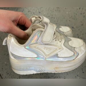 XBH Kid’s LED Sneakers Light Up Wheels Roller Skate Sports Shoes White Size 12K